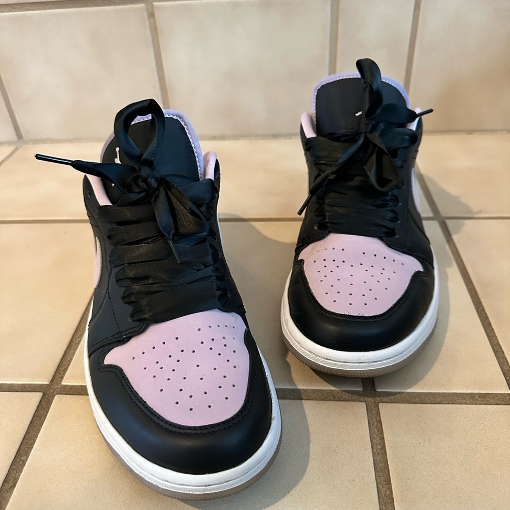 Jordan 1 Low SE 
Black Iced Lilac